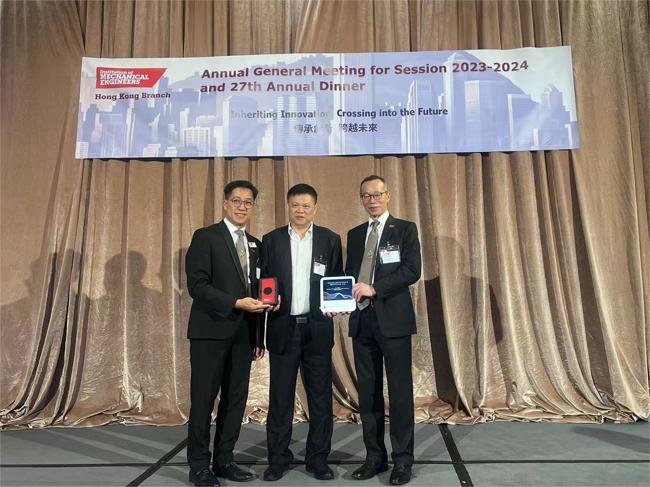 赠送纪念品合影 赠送纪念品合影